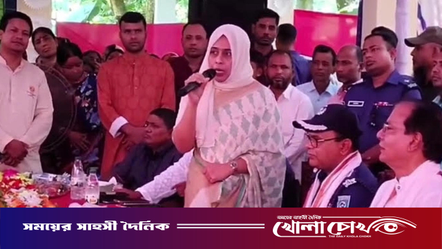 দেড় মিনিটের বক্তব্যে মন্ত্রীকে ২৫ বার ‘স্যার’ বললেন ইউএনও