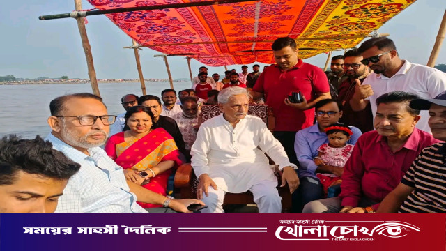 মধুমতীর বুকে বৈঠার ছন্দ: মহম্মদপুরে শতবর্ষী ঝামা নৌকা বাইচে মানুষের ঢল