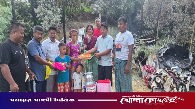 রোয়াংছড়িতে অগ্নিকাণ্ডে ক্ষতিগ্রস্ত পরিবারের পাশে জেলা পরিষদ সদস্য মাওসেতুং তঞ্চঙ্গ্যা