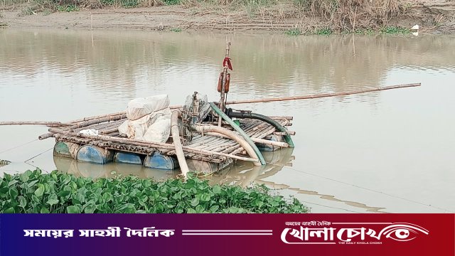 সদরপুরে প্রকাশ্যেই খাল থেকে ড্রেজারে বালু উত্তোলন, ঝুঁকিতে কৃষিজমি ও সড়ক