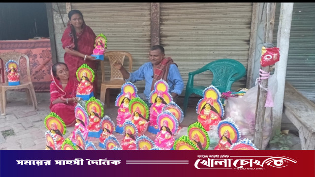 কোজাগরী লক্ষ্মীপূজা ঘিরে মাগুরায় প্রতিমা ও পূজাসামগ্রী বিক্রির ধুম