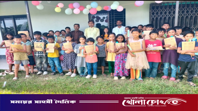 রোয়াংছড়িতে চিত্রাঙ্কন প্রতিযোগিতার বিজয়ীদের মাঝে পুরস্কার বিতরণ করলেন স‍দস‍্য মাওসেতুং তঞ্চঙ্গ‍্যা