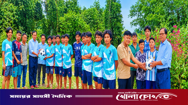 কাপ্তাইয়ে তরুণদের মাদক থেকে দূরে রাখতে অজিত তঞ্চঙ্গ্যার ফুটবল ও জার্সি বিতরণ