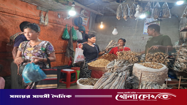 ‘ওয়াগ্যোয়াই পোয়ে’ ঘিরে রুমা বাজারে জমজমাট কেনাবেচা, শীর্ষে শুঁটকি মাছ