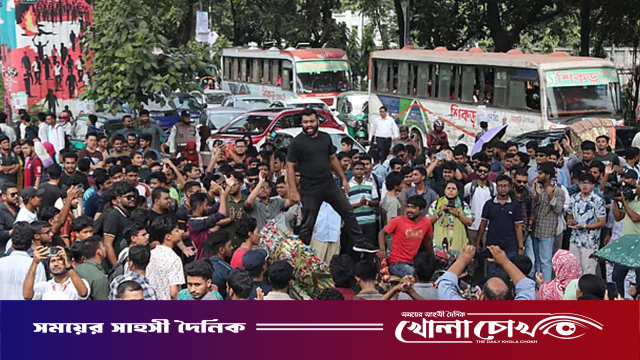 সচিবালয় স্থানান্তরের প্রতিবাদে আগারগাঁওয়ে শেকৃবির শিক্ষার্থীদের সড়ক অবরোধ