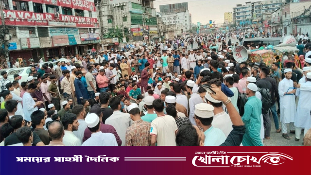 ঢাকা-ময়মনসিংহ মহাসড়ক অবরোধ করে শিক্ষার্থীদের বিক্ষোভ